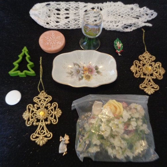 JUNK DRAWER VINTAGE SOAPDISH EURO GLASS DRY FL CHRISTMAS STUFF ETC LOT - Picture 9 of 9